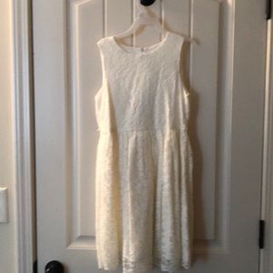 Girls size 6x ivory lace dress.